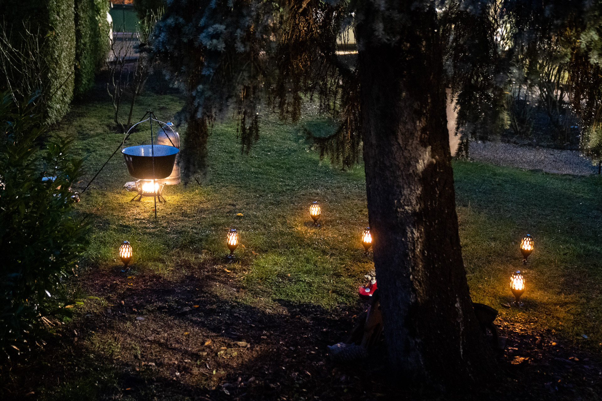 Flamenco 8946 Our USB-chargeable decor lamp is the star of garden parties.